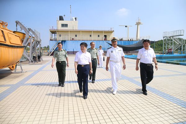 参观海洋学院实训基地